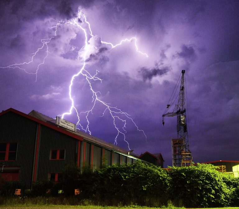 Blitze über dem Werk von HIRO LIFT in Bielefeld.