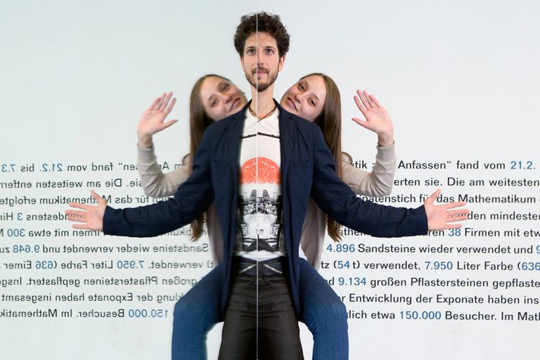 Das Exponat Faxenspiegel im Mathematikum Gießen.