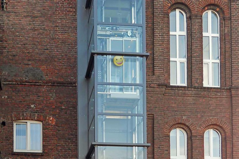 Smiley in einer Aufzugskabine